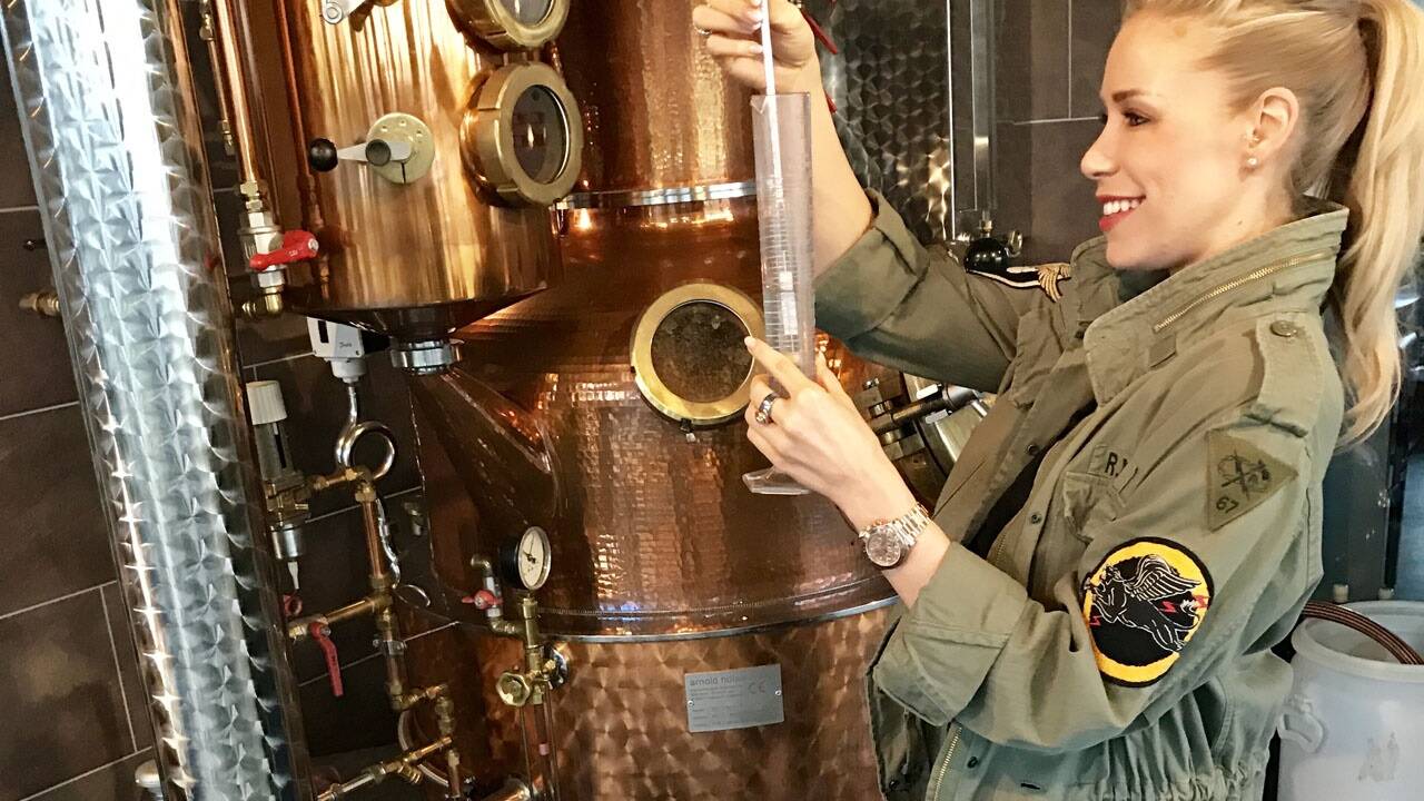 Weingut-Nachfolgerin und Helikopterpilotin Julica Renn setzt auf ihren eigenen Gin.  Weingut-Nachfolgerin und Helikopterpilotin Julica Renn setzt auf ihren eigenen Gin.