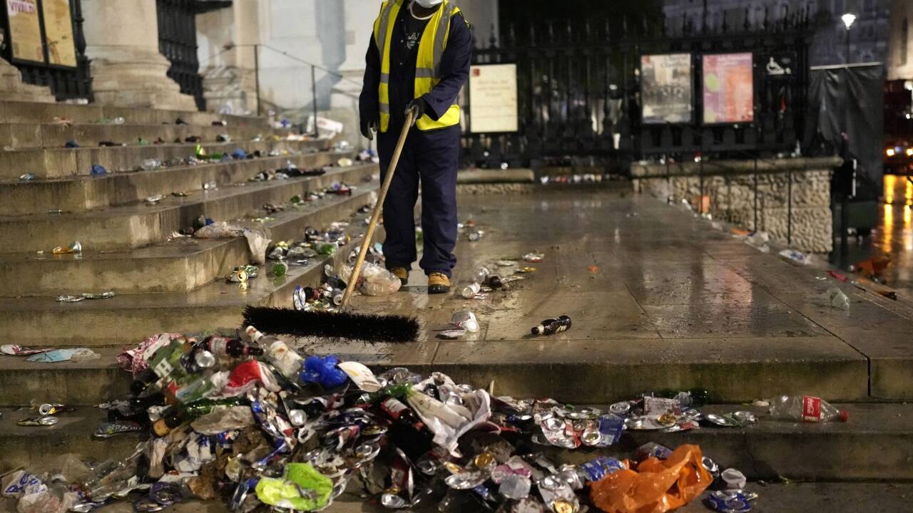 Die Aufräumarbeiten hatten schon in der Nacht begonnen. 