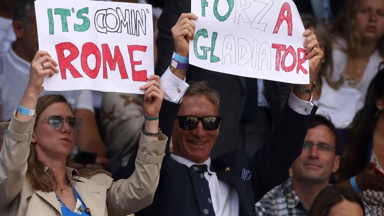 Kreative Botschaften der Italien-Fans im Wembley-Stadion. Kreative Botschaften der Italien-Fans im Wembley-Stadion.