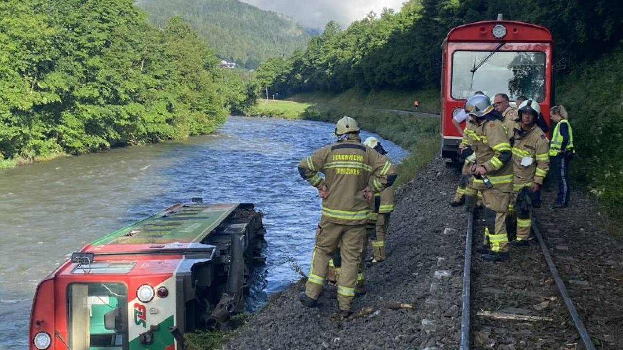 Die Gleise an der Unfallstelle der Murtalbahn sind mittlerweile saniert, der abgestürzte Triebwagen soll in einigen Tagen vom gegenüberliegenden Ufer aus geborgen werden.   Die Gleise an der Unfallstelle der Murtalbahn sind mittlerweile saniert, der abgestürzte Triebwagen soll in einigen Tagen vom gegenüberliegenden Ufer aus geborgen werden.