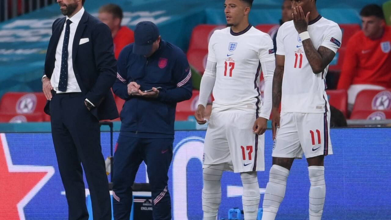 Jadon Sancho und Marcus Rashford vor ihrer Einwechslung 