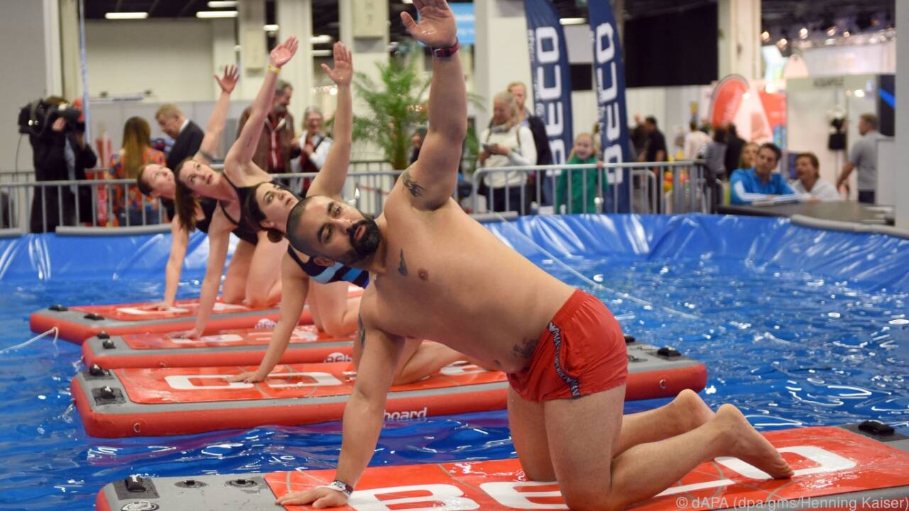 Yoga auf dem Wasser fordert fast alle Muskeln im Körper. Yoga auf dem Wasser fordert fast alle Muskeln im Körper.
