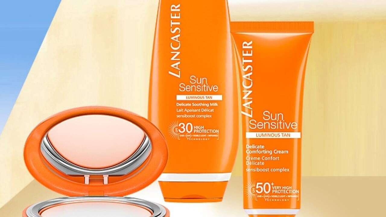Lancasters „Sun Sensitive“-Linie nimmt mit hautberuhigenden und feuchtigkeitsspendenden Inhaltsstoffen empfindliche Haut in der Sonne in Schutz. Lancasters „Sun Sensitive“-Linie nimmt mit hautberuhigenden und feuchtigkeitsspendenden Inhaltsstoffen empfindliche Haut in der Sonne in Schutz.