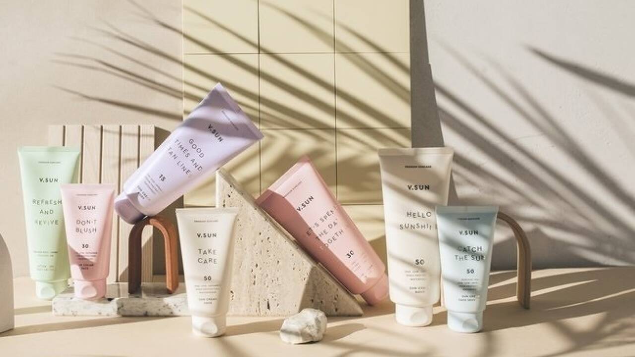 Die Sonnenschutzlinie „V.SUN“ (je 3 Produkte für Gesicht und Körper sowie eine After-Sun-Lotion) schützt die Haut vor UV- und Infrarotstrahlen und pflegt sie mit Sheabutter und Aloe vera. V.SUN ist frei von Nanopartikeln, Mikroplastik und Octocrylen. Die Sonnenschutzlinie „V.SUN“ (je 3 Produkte für Gesicht und Körper sowie eine After-Sun-Lotion) schützt die Haut vor UV- und Infrarotstrahlen und pflegt sie mit Sheabutter und Aloe vera. V.SUN ist frei von Nanopartikeln, Mikroplastik und Octocrylen.