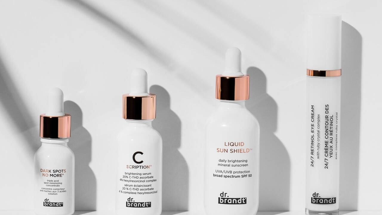 Weil Sonne verantwortlich für Pigmentstörungen ist, hat die Kosmetikmarke dr. brandt „Liquid Sun Shield SPF 50“ entwickelt. Und für alle, die schon Pigmentstörungen haben, die Seren „Dark Spots No More“ und „C Scription“. dr. brandt ist exklusiv bei Marionnaud erhältlich. Weil Sonne verantwortlich für Pigmentstörungen ist, hat die Kosmetikmarke dr. brandt „Liquid Sun Shield SPF 50“ entwickelt. Und für alle, die schon Pigmentstörungen haben, die Seren „Dark Spots No More“ und „C Scription“. dr. brandt ist exklusiv bei Marionnaud erhältlich.