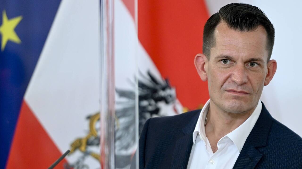 In Österreich setzt man grundsätzlich auf Freiwilligkeit beim Impfen. Bei Neuanstellungen im Gesundheits- und Pflegebereich verlangen einzelne Bundesländer aber bereits einen Impfnachweis von jenen, die neu angestellt werden. Im Bild: Gesundheitsminister Wolfgang Mückstein (Grüne).  