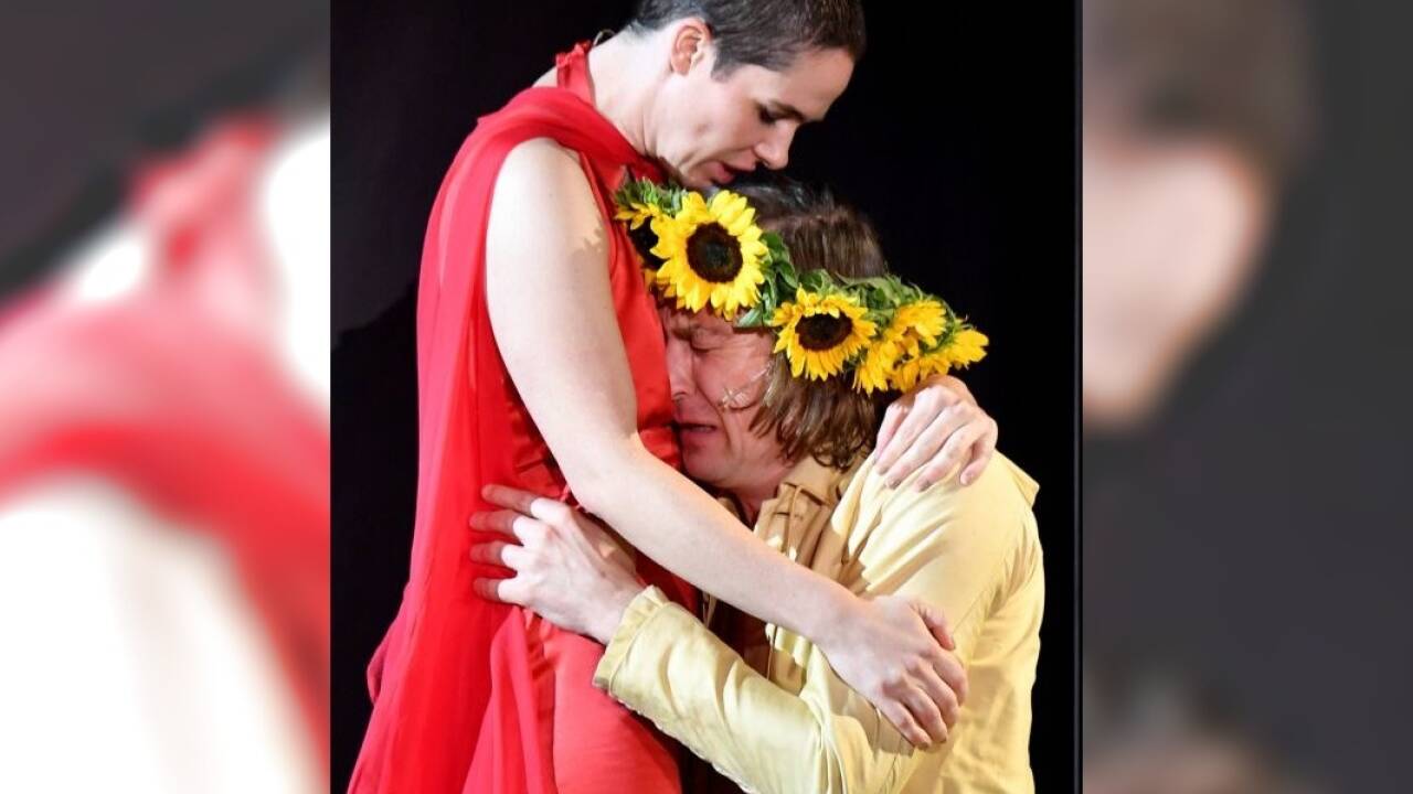 Buhlschaft Verena Altenberger und Jedermann Lars Eidinger. 