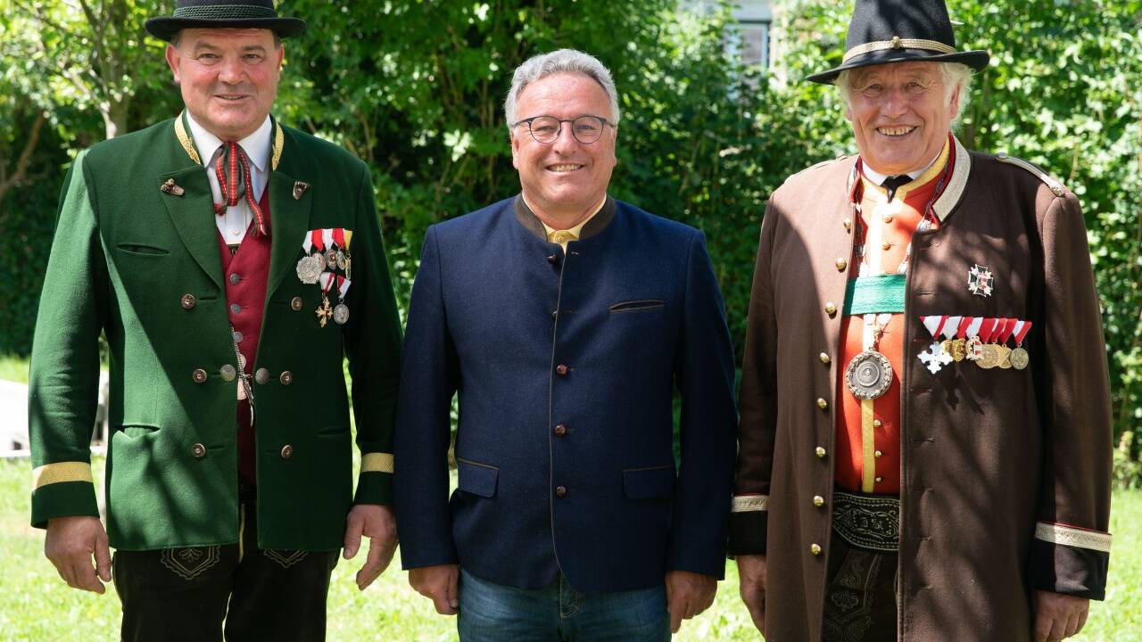 Der neue Landesschützenkommandant Josef Braunwieser, LH.-Stv. Heinrich Schellhorn und Landeskommandant i.R. Franz Meißl (von links). Der neue Landesschützenkommandant Josef Braunwieser, LH.-Stv. Heinrich Schellhorn und Landeskommandant i.R. Franz Meißl (von links).