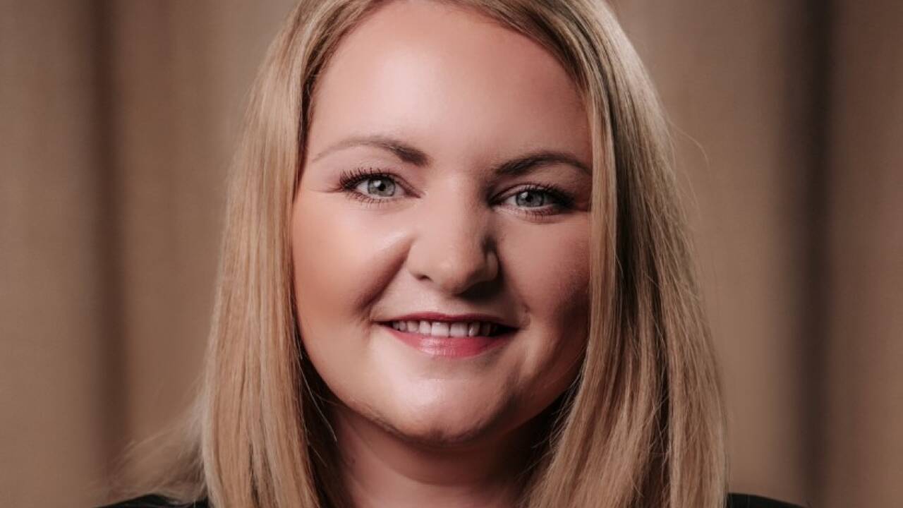 Isabella Hanl ist ausgebildete Make-up-Artistin und arbeitet als Education Coordinator für die Estée Lauder Companies. 