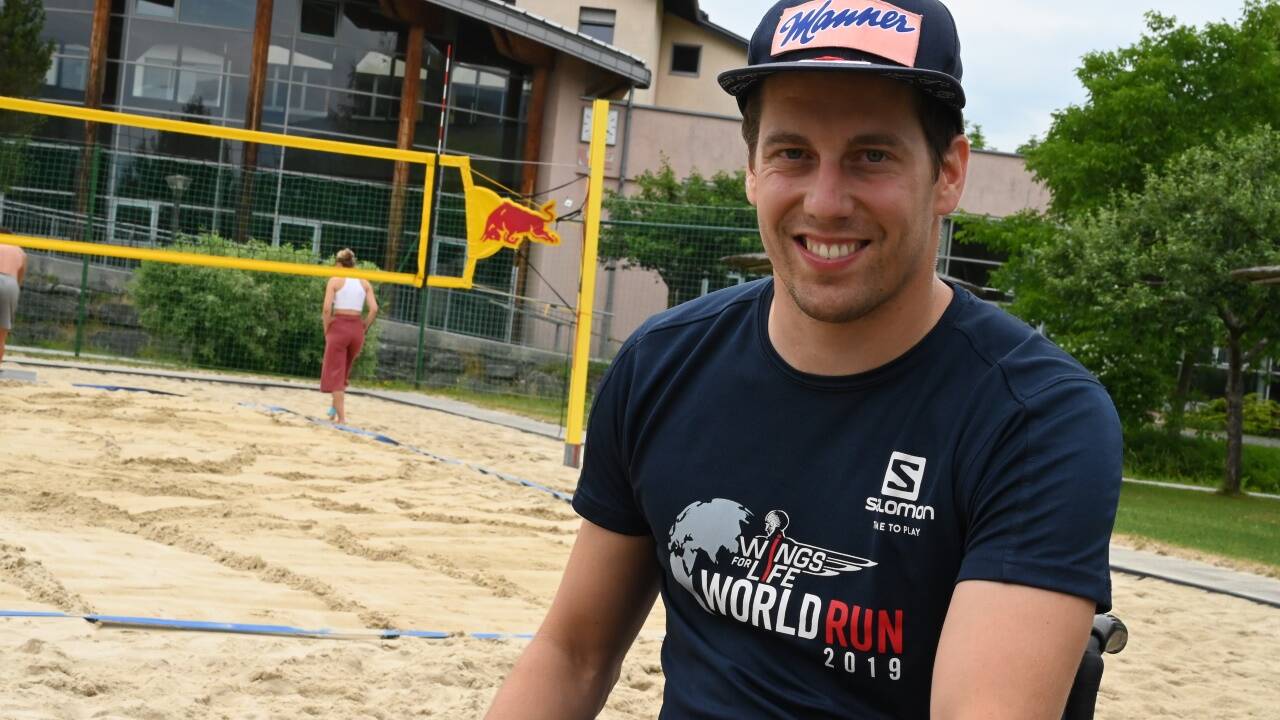 Lukas Müller lächelt – trotz inkompletter Querschnittlähmung. Wie das geht, erzählt er im Podcast-Interview. 
