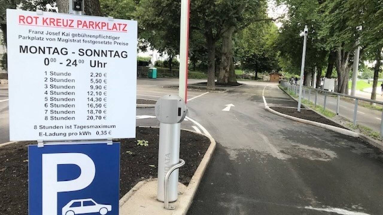 Nach den Umbauarbeiten am Franz-Josef-Kai öffnet der neu gestaltete Rotkreuz-Parkplatz in Salzburg öffnet wieder seinen Schranken. 