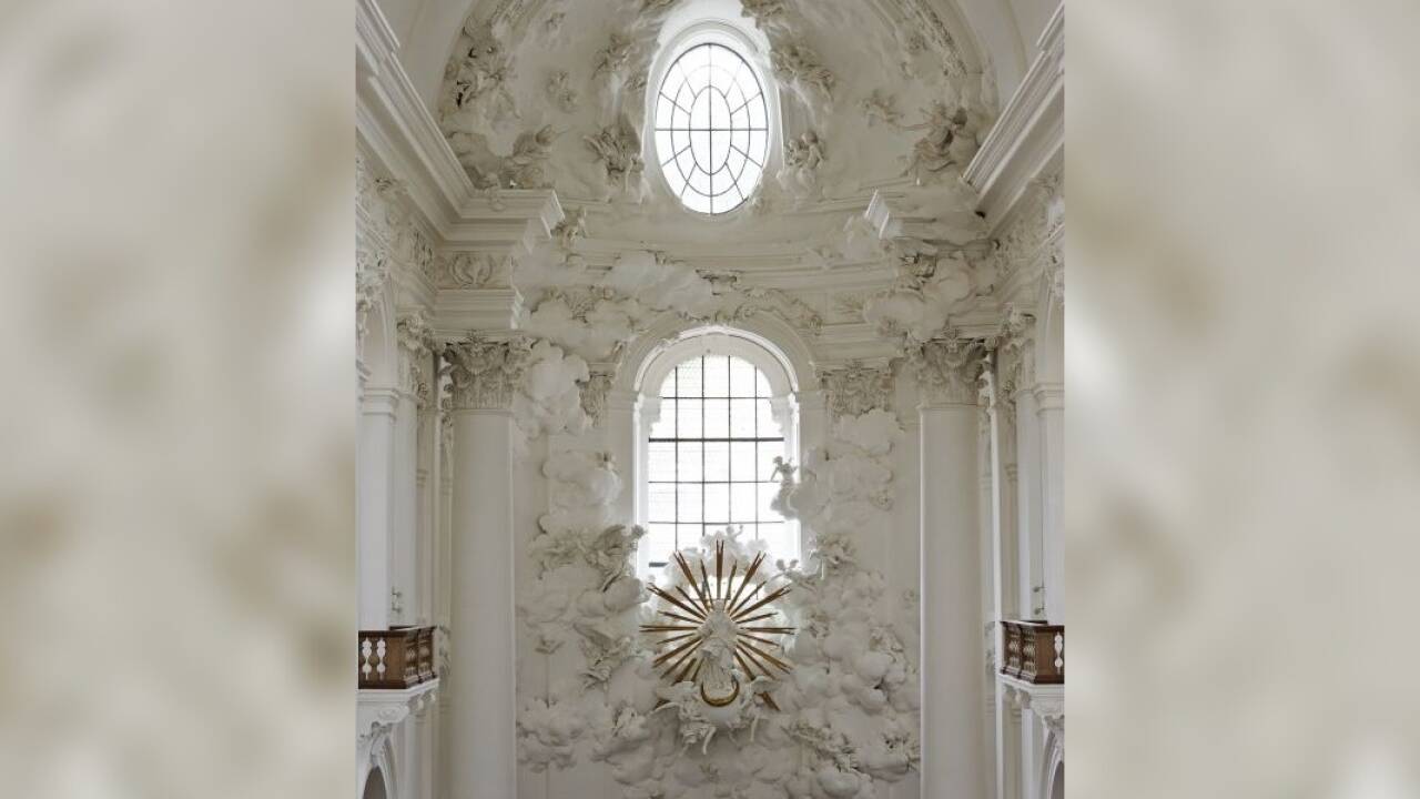 Der eigentliche Hochaltar der Kollegienkirche besteht aus zwischen Himmelsgewölk und Engeln einfallendem Licht.  