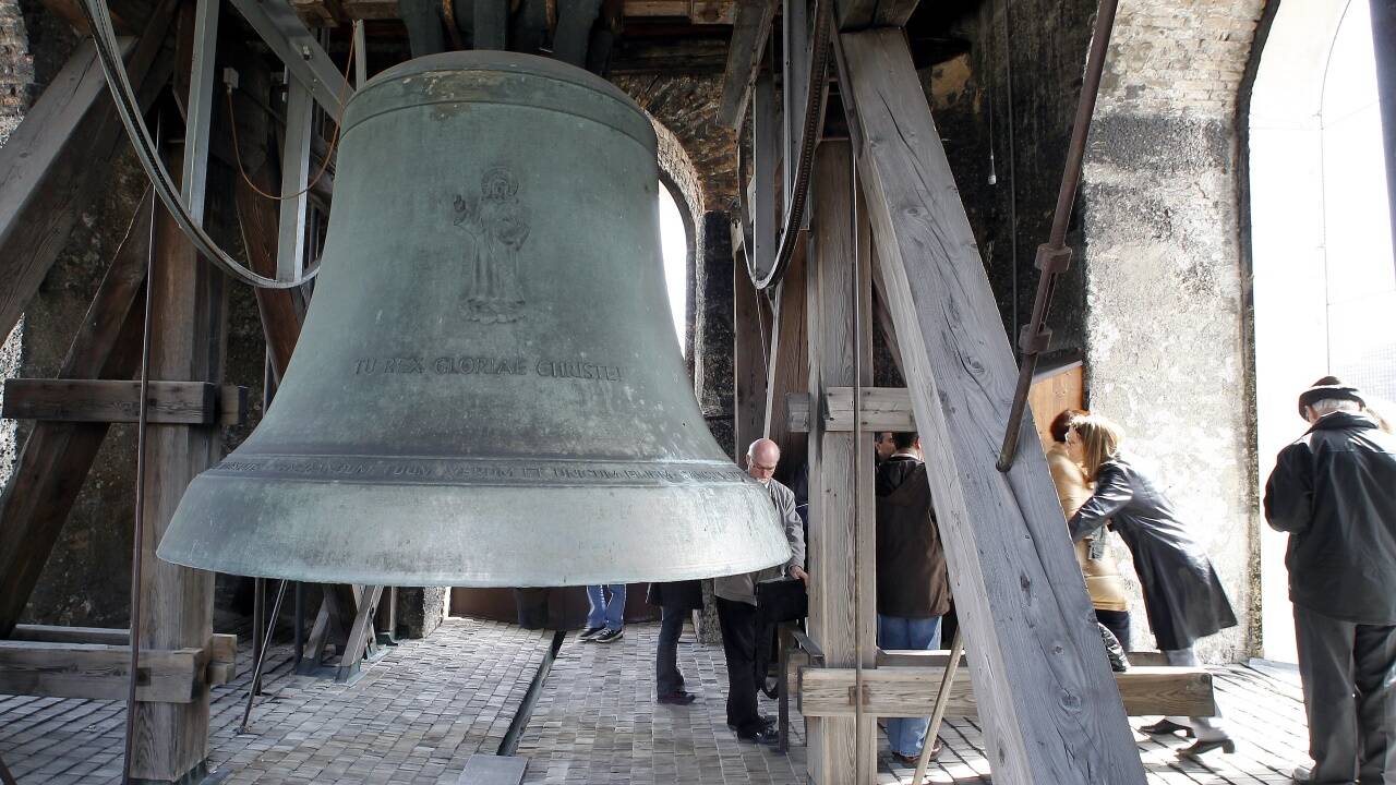 Die größte Glocke des Doms wiegt 16 Tonnen. Nun soll sie für Generalprobe und Premiere des „Jedermann“ händisch zum Schwingen gebracht werden. 