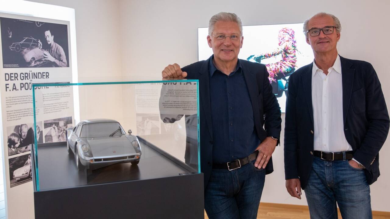 Geschäftsführer Roland Heiler und Design Director Christian Schwamkrug mit einem Modell des Porsche 904 bei der Ausstellungseröffnung. Geschäftsführer Roland Heiler und Design Director Christian Schwamkrug mit einem Modell des Porsche 904 bei der Ausstellungseröffnung.