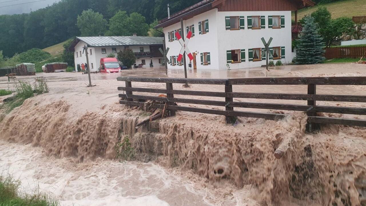 Der Landkreis Berchtesgadener Land hat nach starkem Regen wegen Hochwassers den Katastrophenfall ausgerufen. Überflutungen gab es auch hier in Bischofswiesen. 