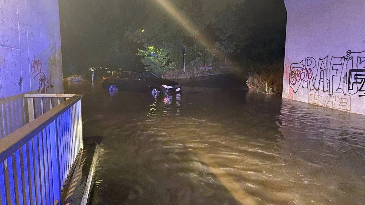 Starkregen hat in der Nacht auf Sonntag zu zahlreichen Einsätzen der Feuerwehr im Wiener Stadtgebiet geführt. 