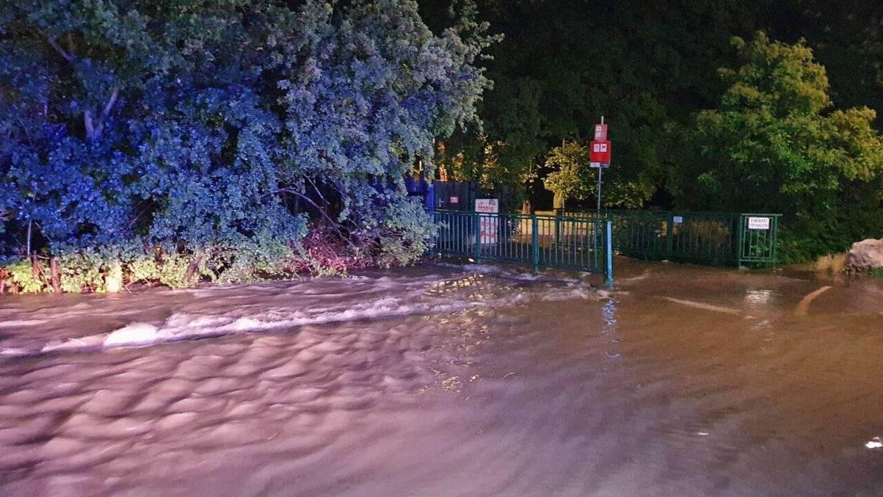 Starkregen hat in der Nacht auf Sonntag zu zahlreichen Einsätzen der Feuerwehr im Wiener Stadtgebiet geführt. 