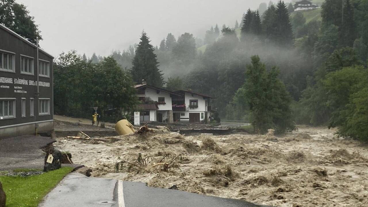 Überschwemmung und eine zerstörte Straße in Kelchsau bei Kitzbühel.  
