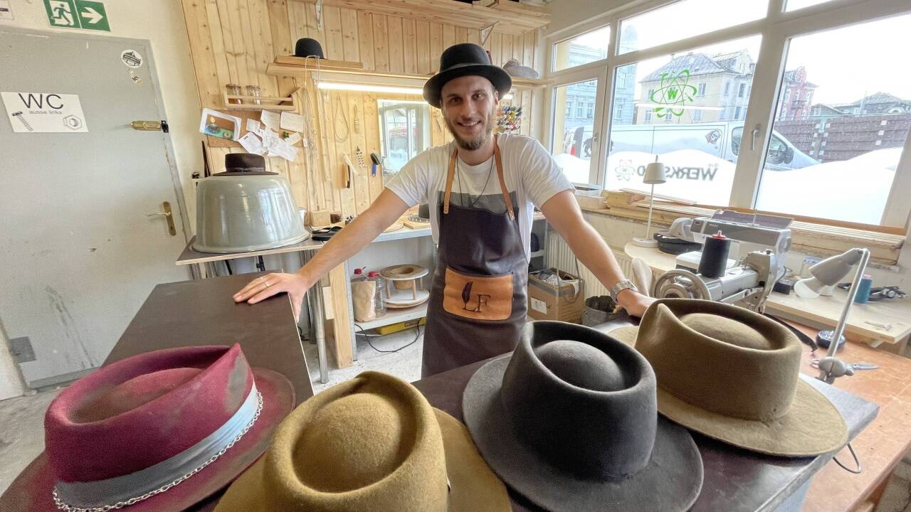 Leon Freiberger mit seinen Hutkreationen. „Ich habe viele Bestellungen.“ Leon Freiberger mit seinen Hutkreationen. „Ich habe viele Bestellungen.“