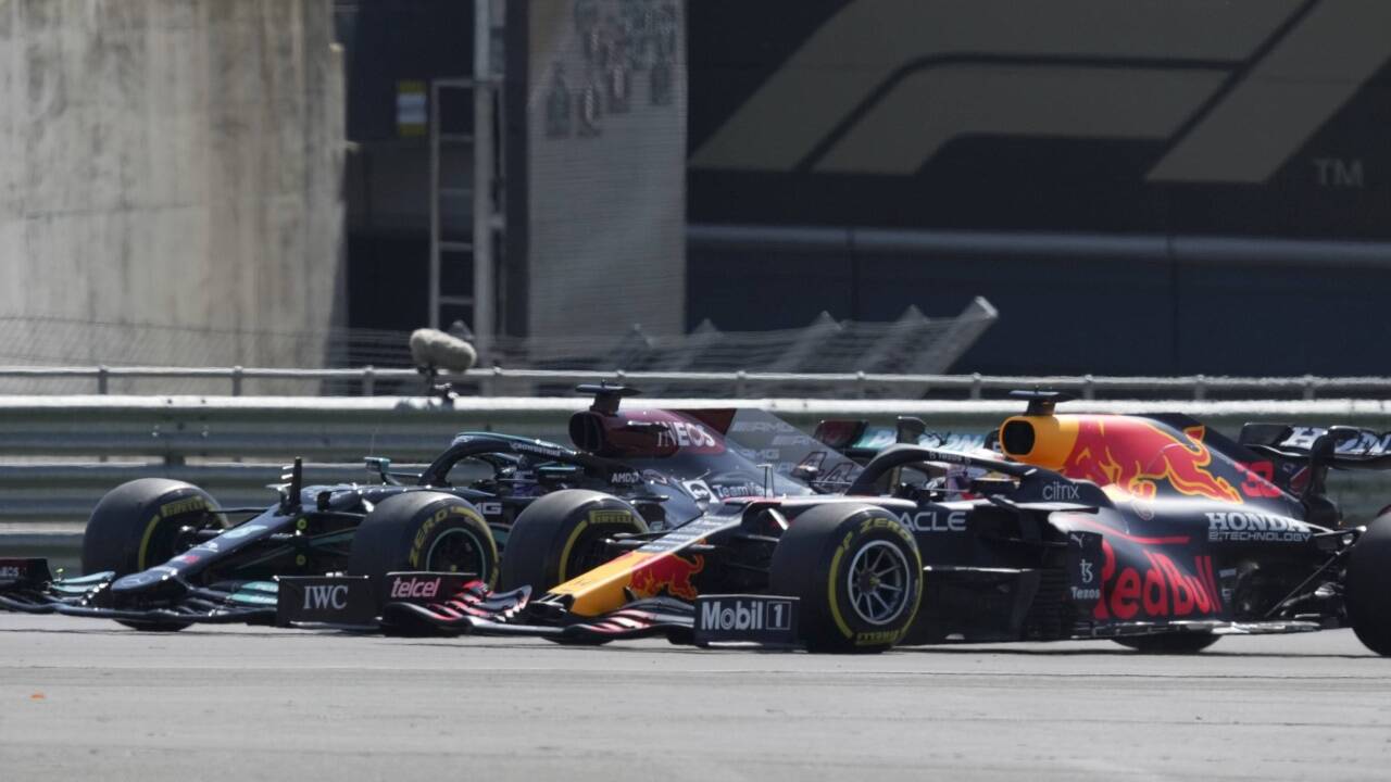 Rad an Rad: Max Verstappen und Lewis Hamilton.  