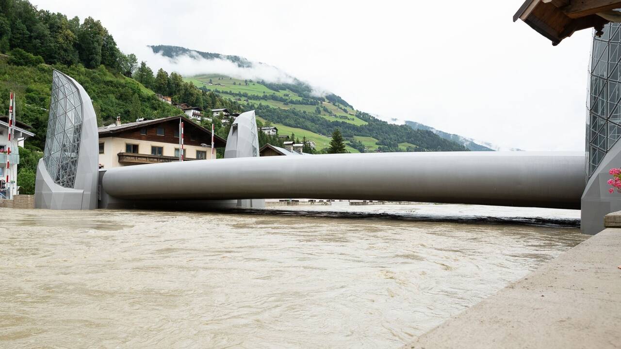 Die Hubbrücke in Mittersill sorgte dafür, dass die Wassermassen kontrolliert darunter durchlaufen können.  