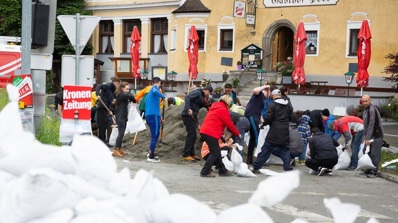 Die Hochwasser-Dämme wurden mit Sandsäcken noch einmal erhöht.  
