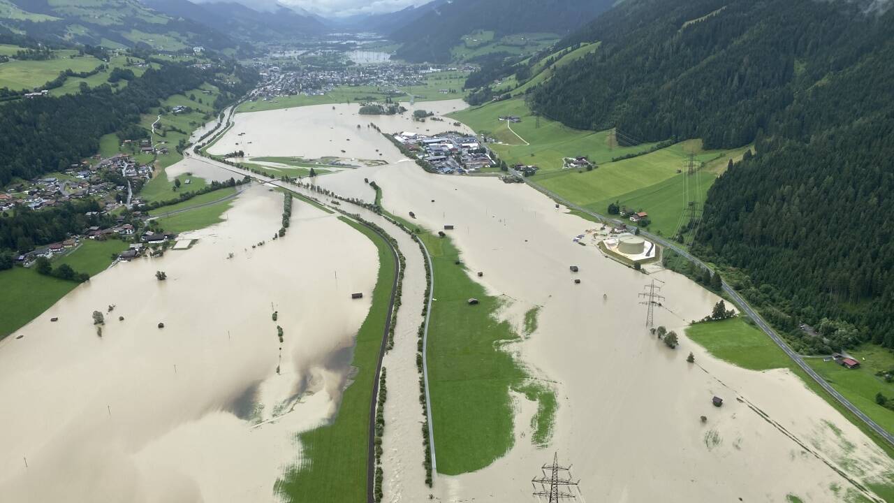Hochwasser im Oberpinzgau am 18. Juli 2021: Im Bildhintergrund die Stadtgemeinde Mittersill, links der Ortsteil Rettenbach, rechts der Öltank der TAL (Transalpine Pipeline); in den überfluteten Wiesen stehen Masten der 380-kV-Leitung. 