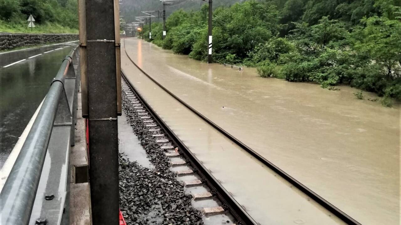 Zwischen Schwarzach/St. Veit und Zell am See bleibt die Strecke unterbrochen. Der Pegel der Salzach ist noch zu hoch.  