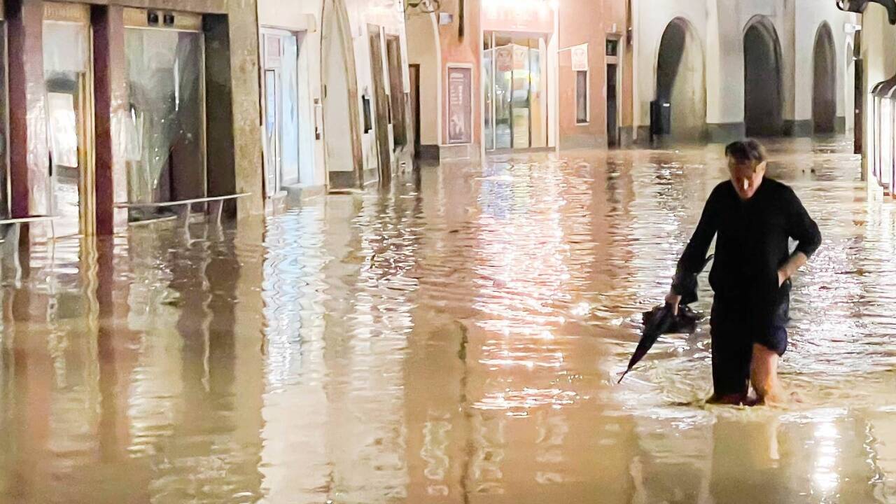 Unter Wasser: In der Altstadt von Hallein kam es in der Nacht auf den 18. Juli 2021 zu Überschwemmungen. 