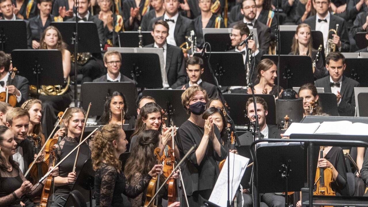 Mirga Gražinyte-Tyla ordnete den riesigen Orchesterklang vorbildlich. 