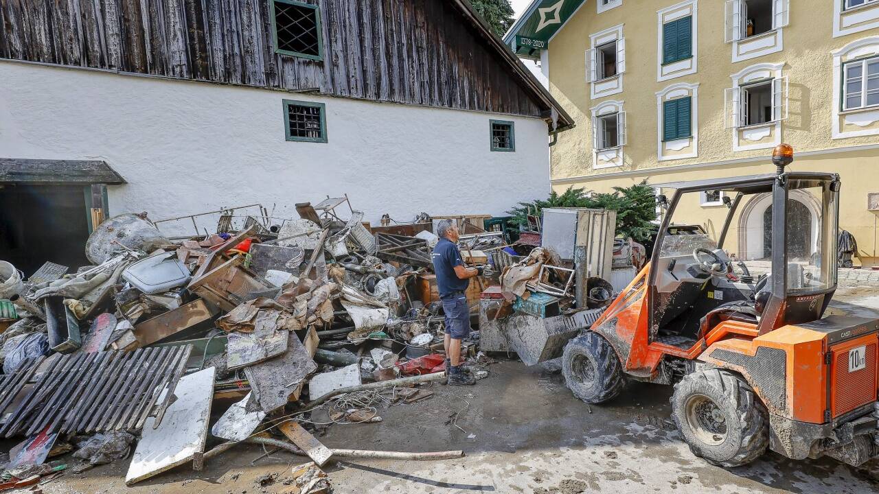 Die Schäden durch das Hochwasser wie hier in der Halleiner Altstadt lassen sich noch nicht wirklich abschätzen. In ganz Österreich ist aber von Dutzenden Millionen Euro auszugehen. 