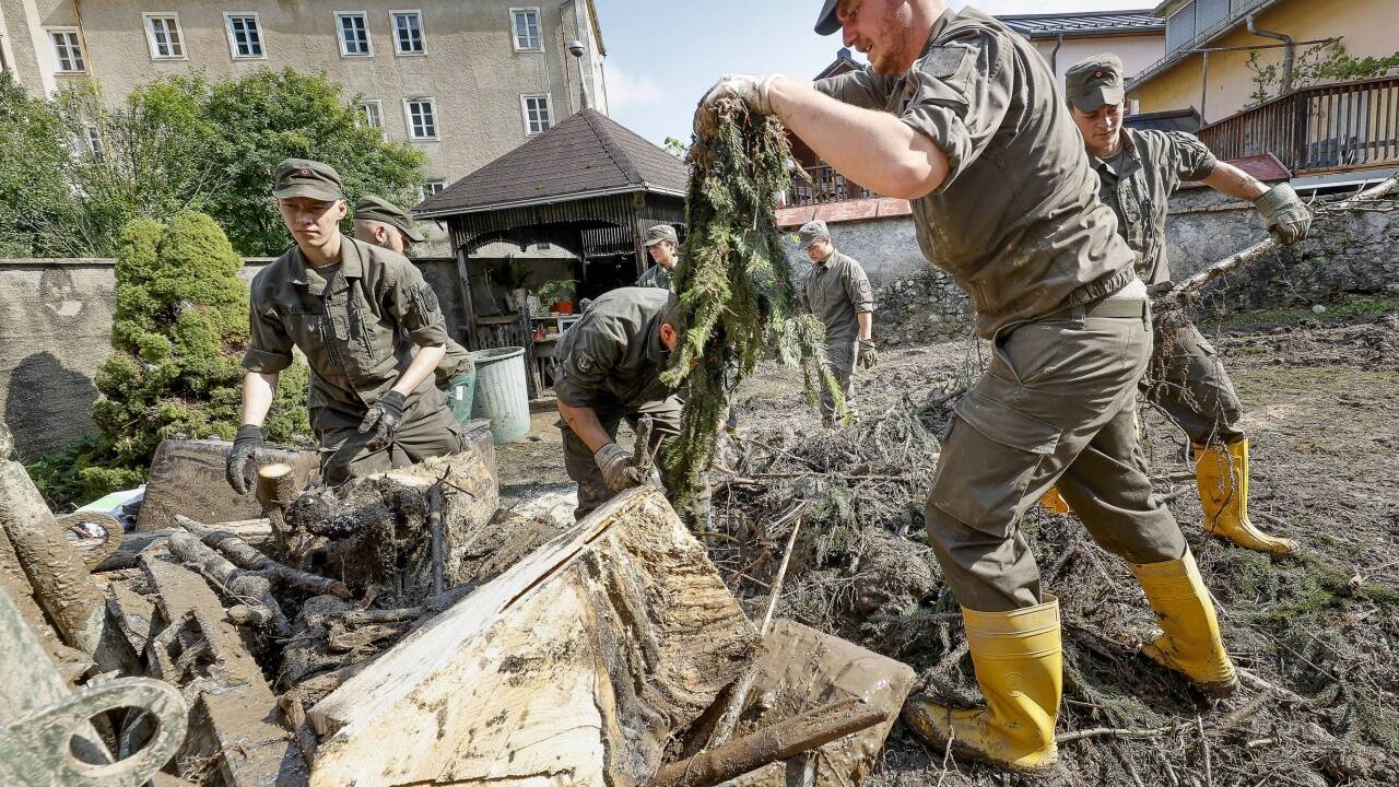 Auf das Heer ist Verlass. 66 Soldaten waren am Montag in Hallein im Einsatz und räumten auf.  