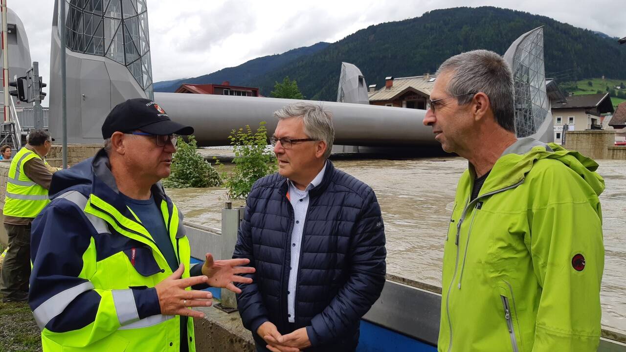 Landesrat Josef Schwaiger am Sonntag in Mittersill bei der Hubbrücke.  