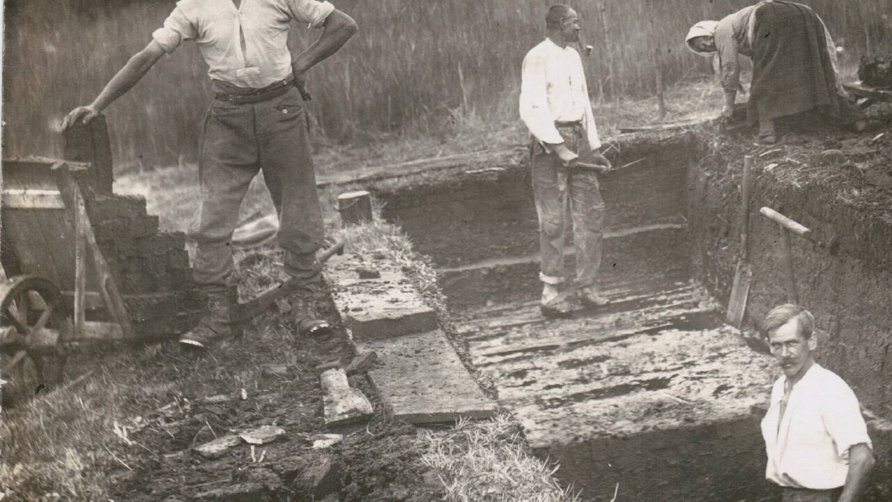 Torfstecher in Bürmoos um 1920. Das Heizmaterial wurde mit der Lokalbahn nach Salzburg gebracht. 