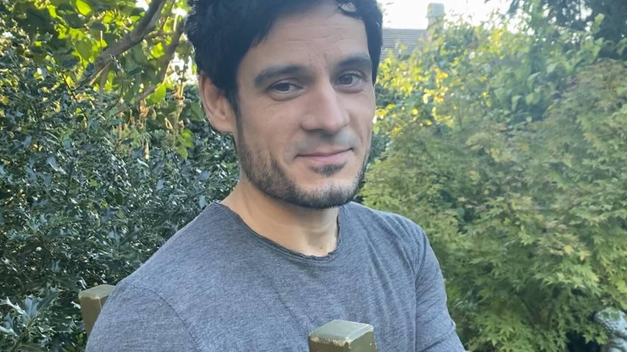Boldizsar Nagy erlebt beides: Menschen, die im Bus aufstehen, wenn er eine Maske in Regenbogenfarben trägt. Einen alten Mann, der ihm daraufhin zuflüstert: „Bleib stark“. Boldizsar Nagy erlebt beides: Menschen, die im Bus aufstehen, wenn er eine Maske in Regenbogenfarben trägt. Einen alten Mann, der ihm daraufhin zuflüstert: „Bleib stark“.