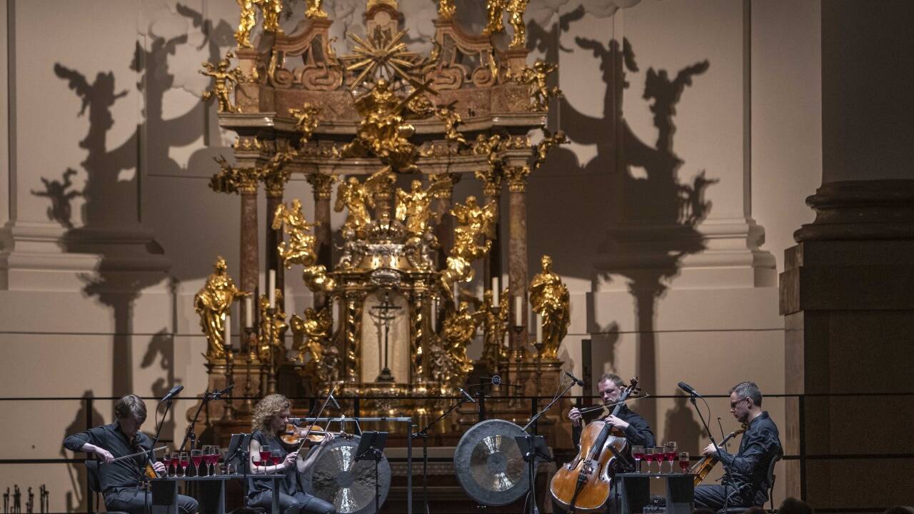 Zwischen Gläsern und Gongs musizierten Meta4 „Black Angels“ in der Kollegienkirche.  