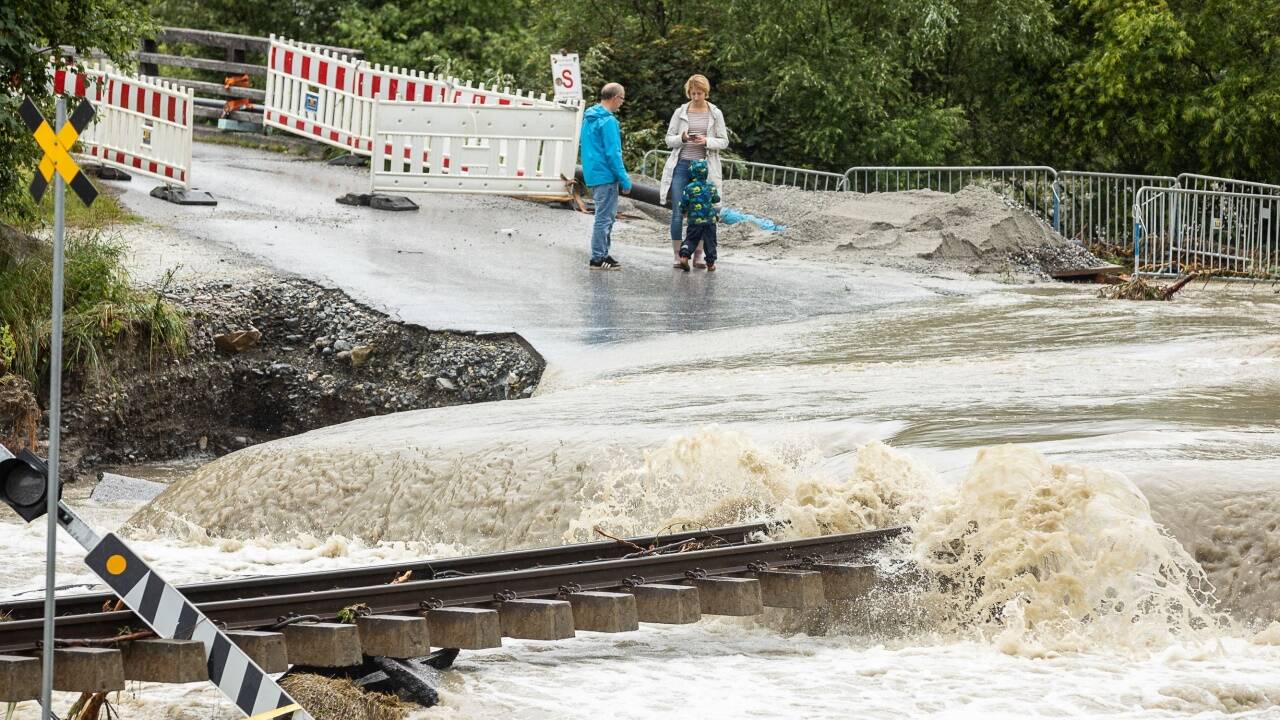 Die Trasse ist auf rund 20 Kilometern unterspült und stark beschädigt. 2005 hat das Land fast 10 Millionen Euro benötigt, um sie wieder instand zu setzen. Diesmal wird mehr Geld nötig sein. Die Trasse ist auf rund 20 Kilometern unterspült und stark beschädigt. 2005 hat das Land fast 10 Millionen Euro benötigt, um sie wieder instand zu setzen. Diesmal wird mehr Geld nötig sein.