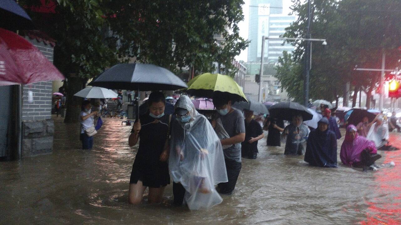 Das Zentrum der Millionenstadt Zhengzhou in der zentralchinesischen Provinz Henan wurde nach extrem heftigen Regenfällen überflutet, Hunderte Menschen wurden im U-Bahn-System der Metropole eingeschlossen. 