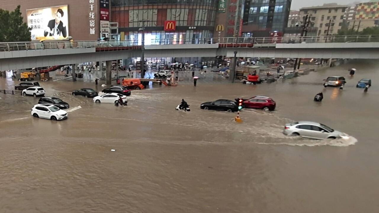 Das Zentrum der Millionenstadt Zhengzhou in der zentralchinesischen Provinz Henan wurde nach extrem heftigen Regenfällen überflutet, Hunderte Menschen wurden im U-Bahn-System der Metropole eingeschlossen. 