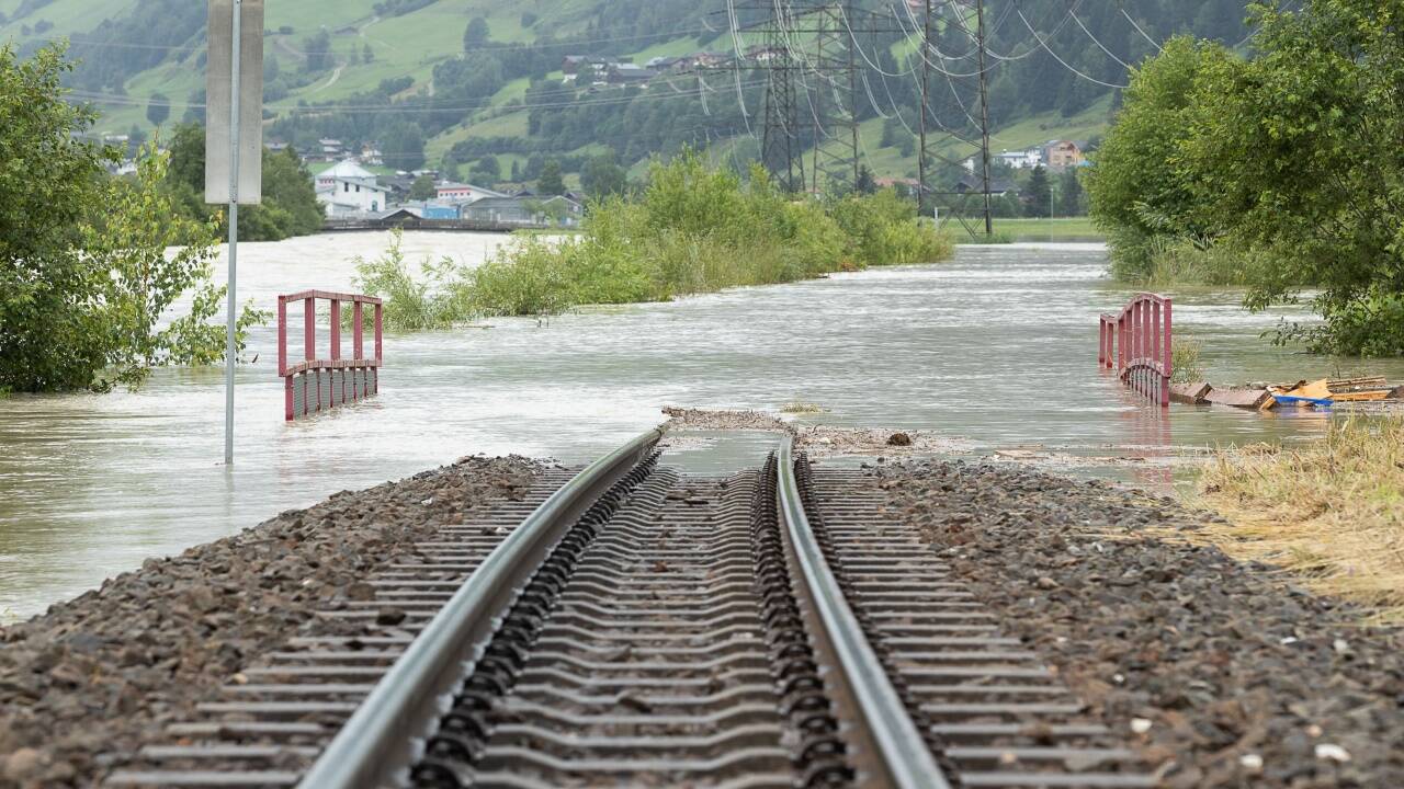 Überflutete Pinzgauer Lokalbahn westlich von Mittersill. 