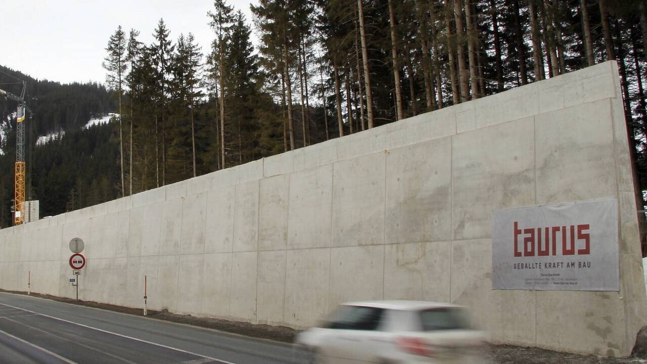 Die Mauer vom Pass Thurn – sie schützt vor neugierigen Blicken. Die Mauer vom Pass Thurn – sie schützt vor neugierigen Blicken.