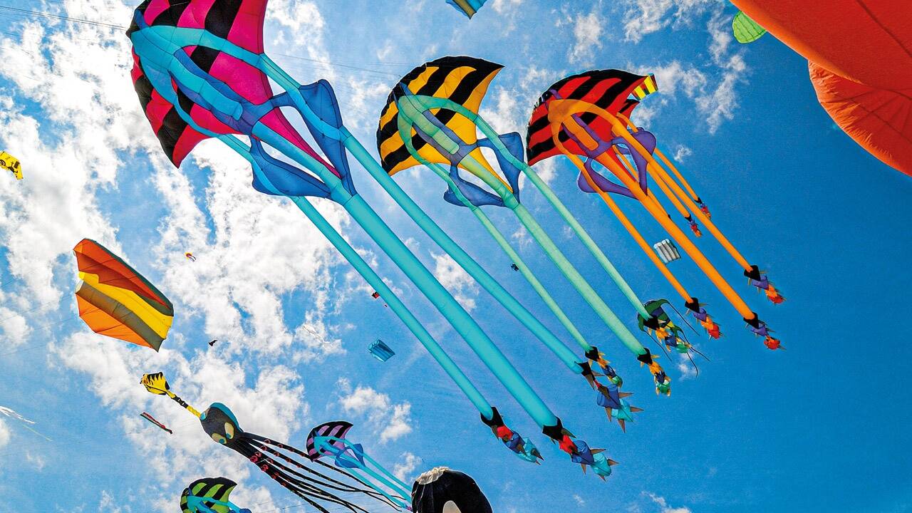 Bei Drachenfestivals wird der Himmel bunt, wenn Hunderte Piloten ihre Fluggeräte steigen lassen. 