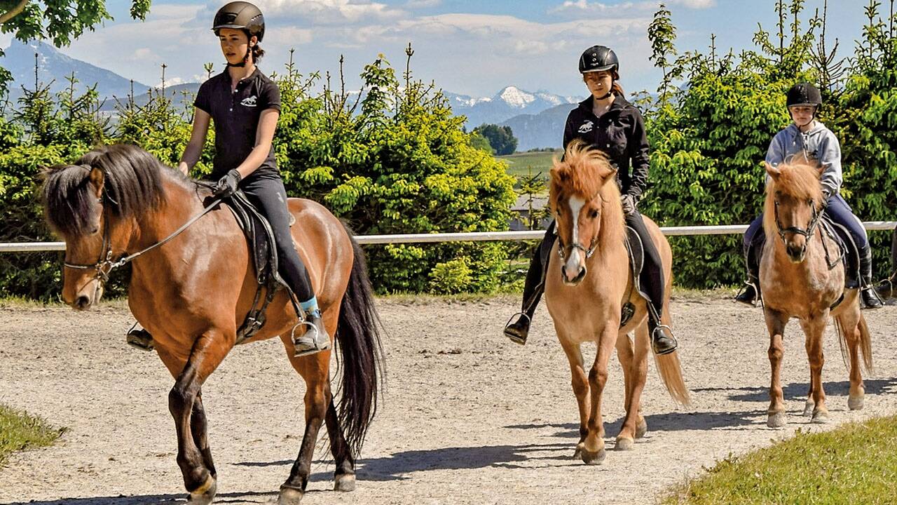 Celina, Lea und Bianca beim Ausritt in malerischer Umgebung. 