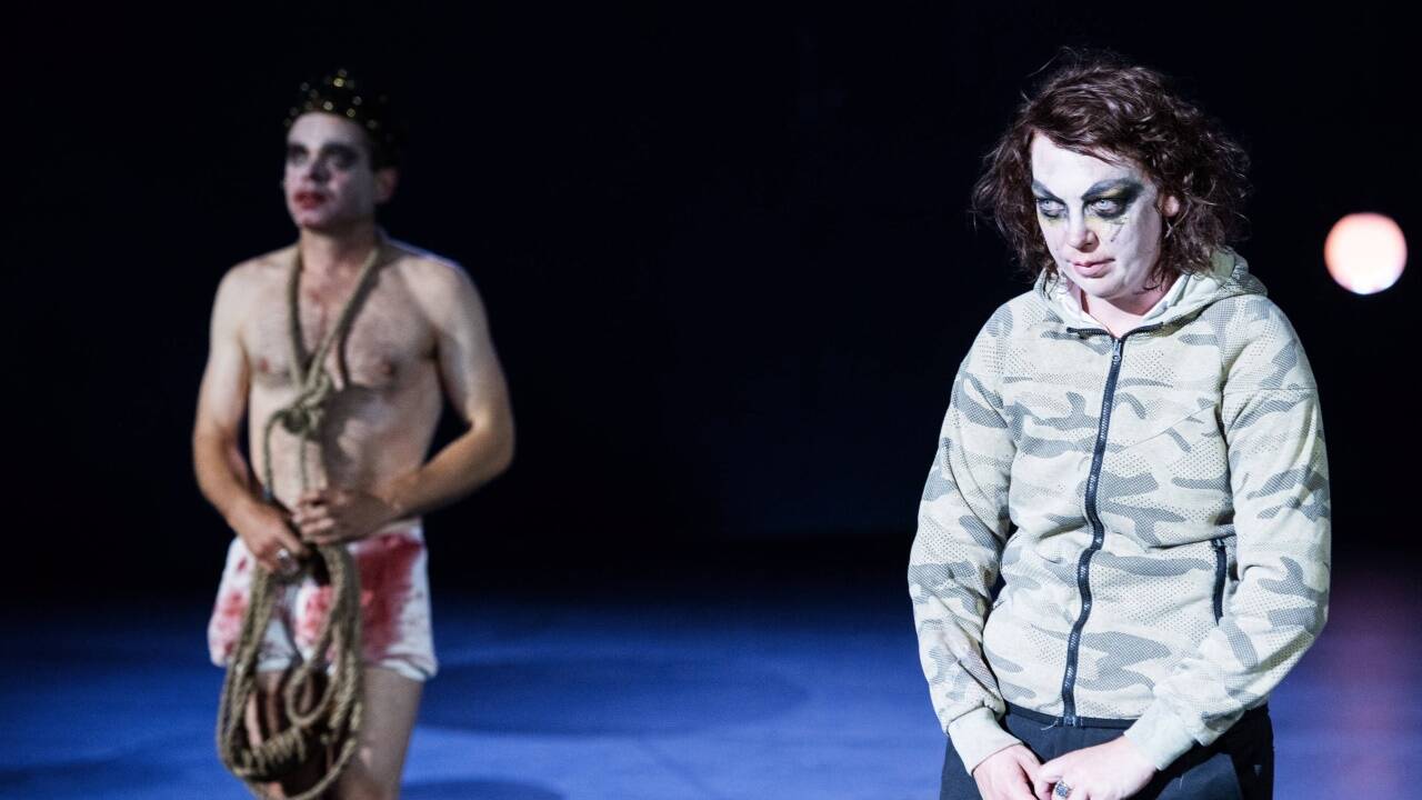 Lina Beckmann spielt Richard III. auf der Pernerinsel.  