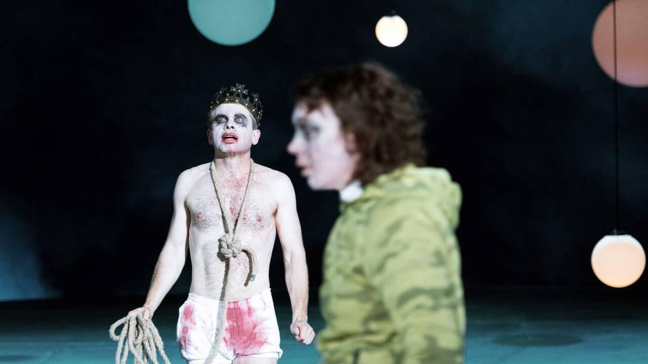Kristof Van Boven (spielt König Heinrich VI. / Königin Margaretha / Prinz Edward / Lady Anne) und Lina Beckmann (Richard).  