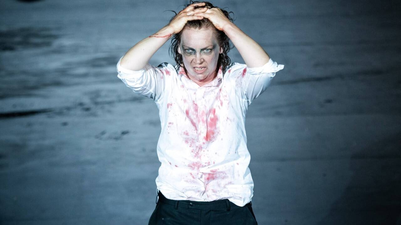 Lina Beckmann spielt Richard III. auf der Pernerinsel.  