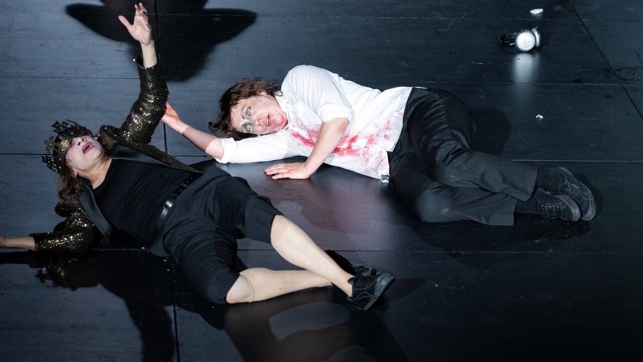 Kate Strong spielt Herzogin von York und Edward IV. und Lina Beckmann als Richard.  