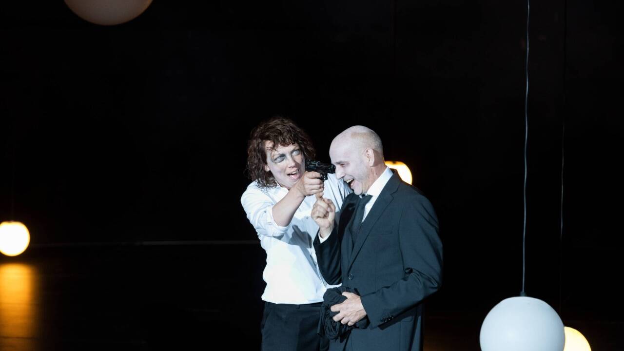 Lina Beckmann als Richard und Paul Herwig als Lord Buckingham. 