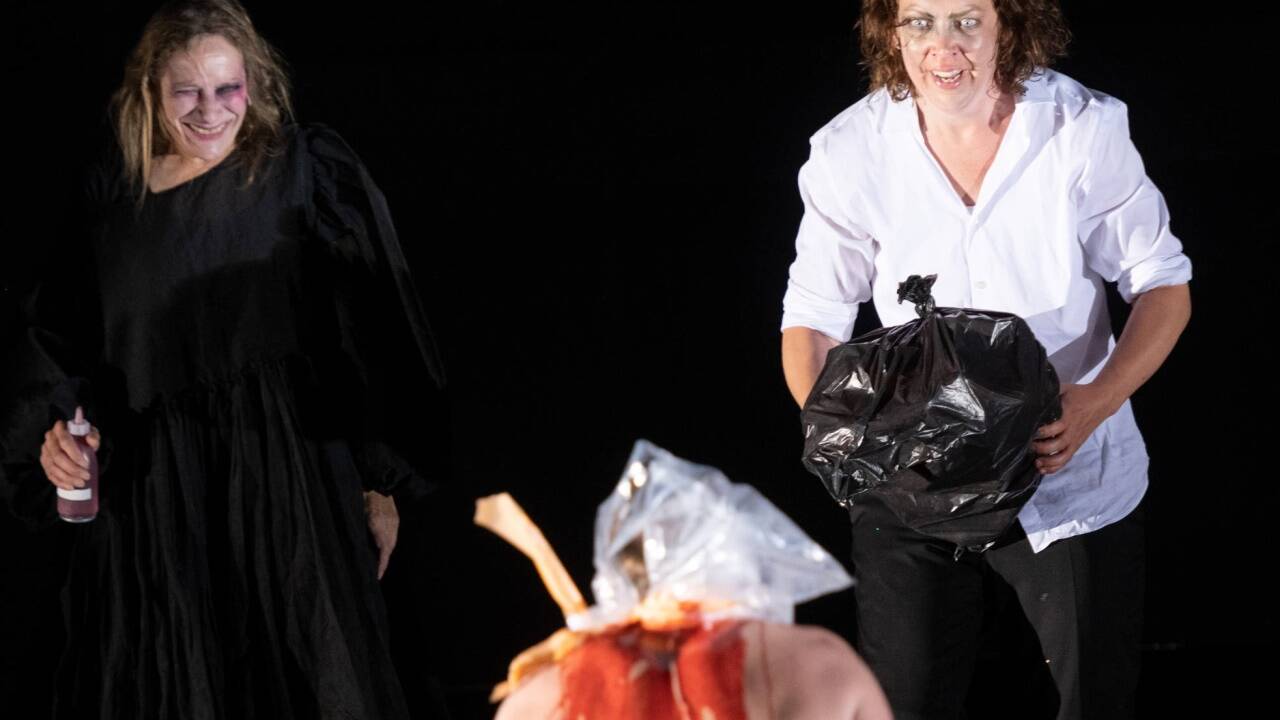 Kate Strong (Edward IV. / Herzogin von York), Maik Solbach (Lord Hastings), Lina Beckmann (Richard). 