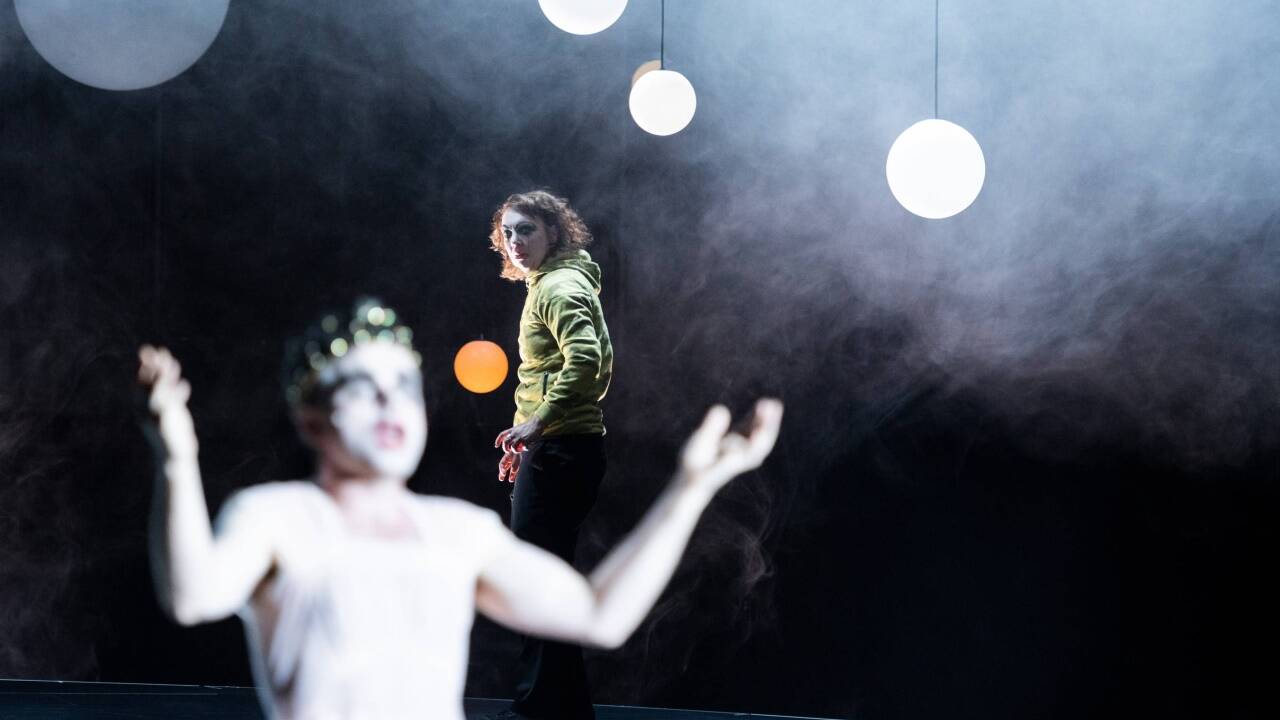 Kristof Van Boven (König Heinrich VI. / Königin Margaretha / Prinz Edward / Lady Anne) und Lina Beckmann (Richard). 